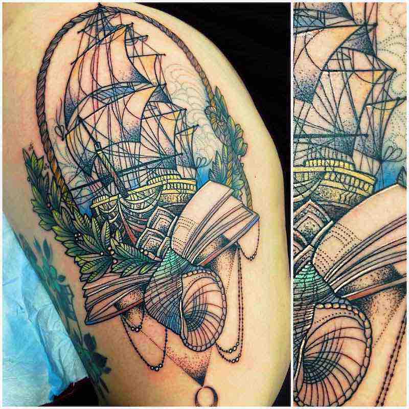 Un hombre con un tatuaje de barco Un hombre con un tatuaje de barco