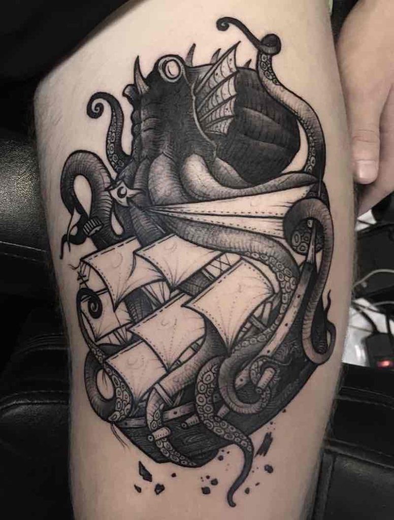 Un tatuaje de barco bastante bueno Un tatuaje de barco bastante bueno