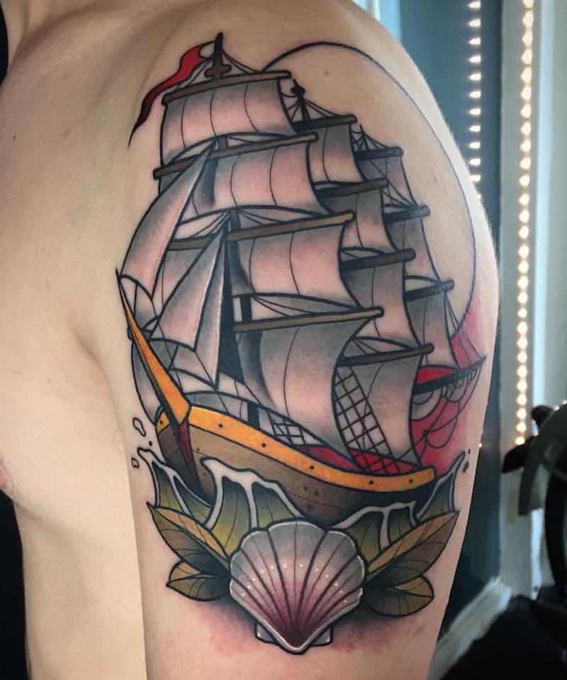 una persona con un tatuaje de barco una persona con un tatuaje de barco
