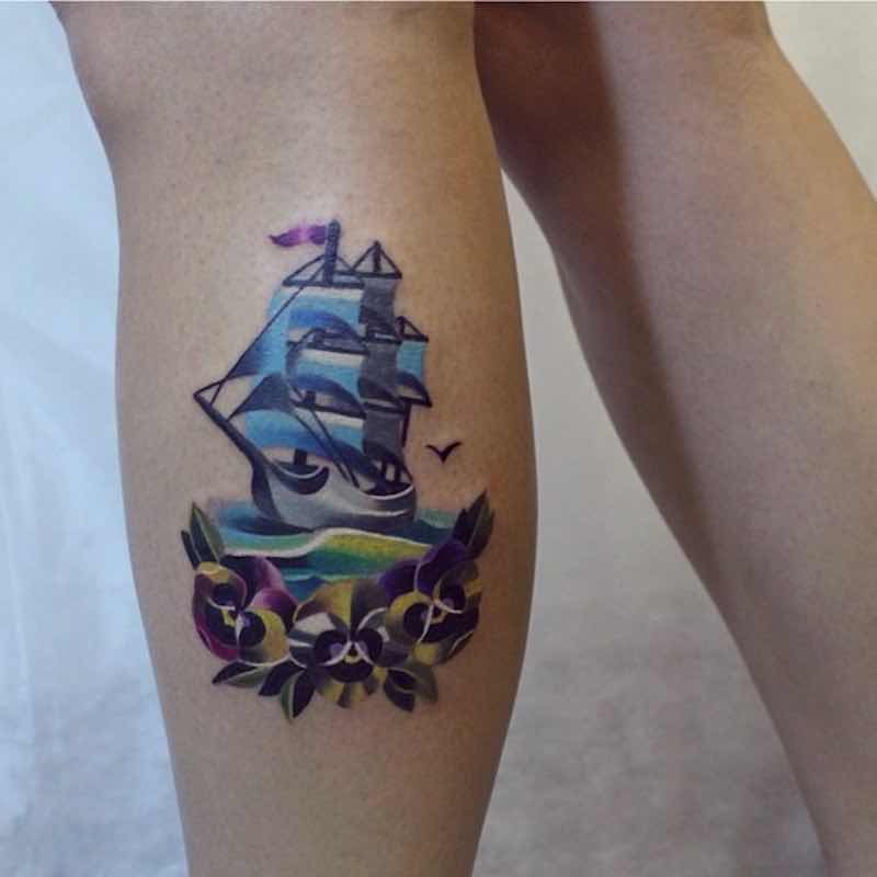 Mujer con tatuaje de barco Mujer con tatuaje de barco