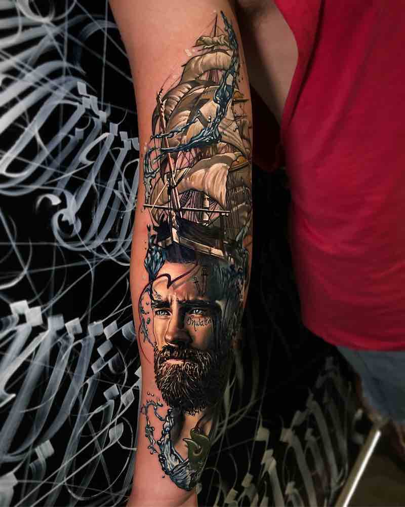 Un hombre con un tatuaje de barco Un hombre con un tatuaje de barco