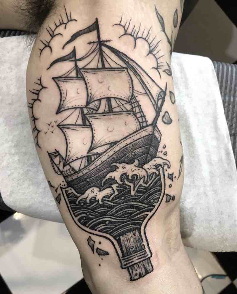 Una mujer con un tatuaje de barco Una mujer con un tatuaje de barco