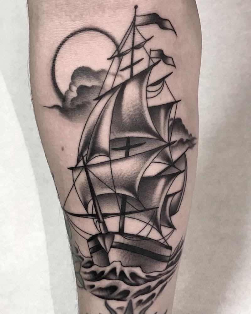 Una mujer con un tatuaje de barco Una mujer con un tatuaje de barco