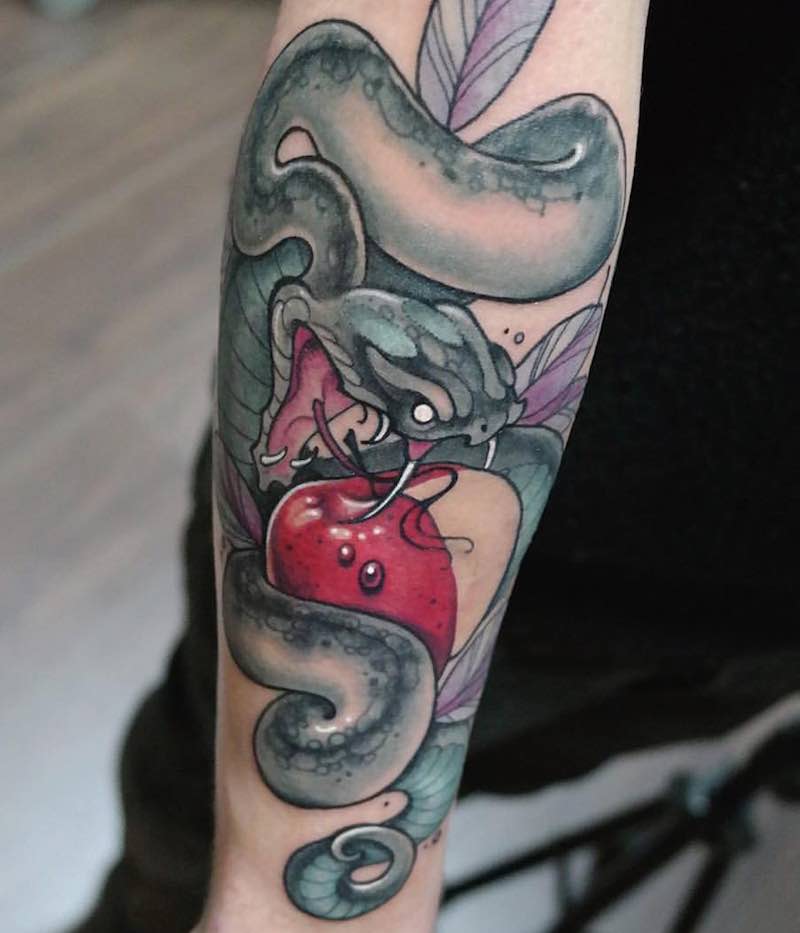 Mujer con tatuaje de serpiente Mujer con tatuaje de serpiente