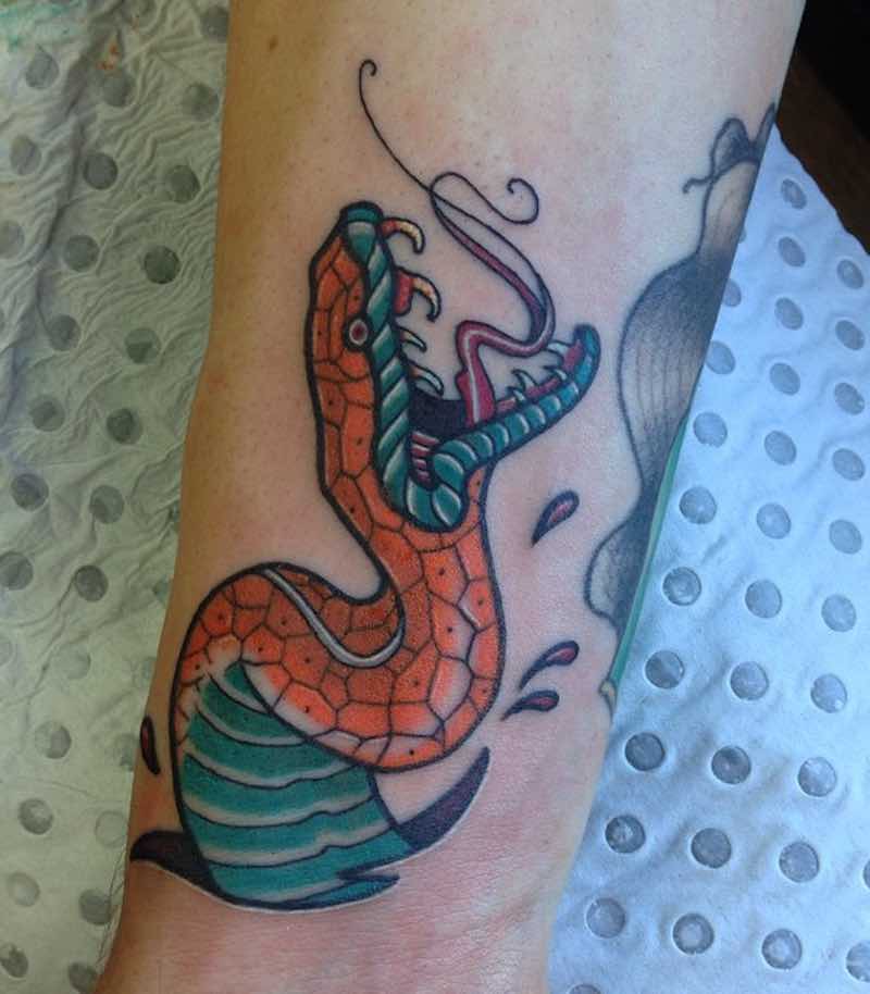 Un tatuaje de serpiente moderno e interesante Un tatuaje de serpiente moderno e interesante