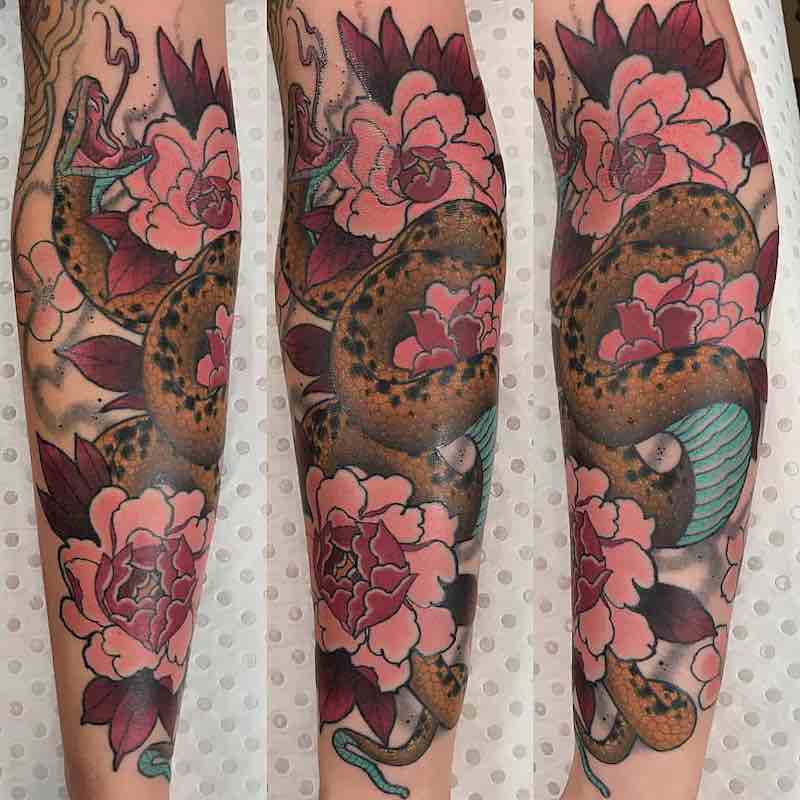 Un tatuaje de serpiente moderno e interesante Un tatuaje de serpiente moderno e interesante
