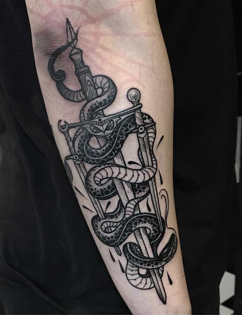 Una mujer con un tatuaje de serpiente Una mujer con un tatuaje de serpiente