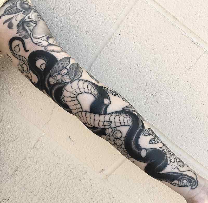 una persona con un tatuaje de serpiente una persona con un tatuaje de serpiente