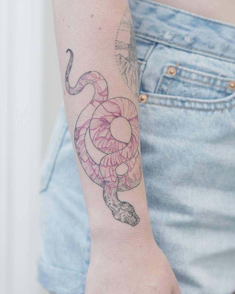 Un tatuaje de serpiente de este año Un tatuaje de serpiente de este año