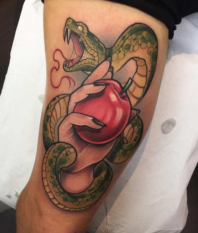 Un tatuaje de serpiente actual Un tatuaje de serpiente actual