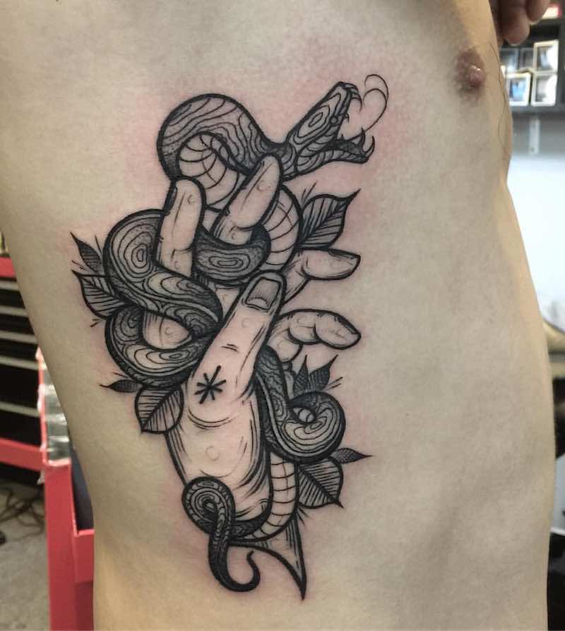Mujer con un tatuaje de serpiente Mujer con un tatuaje de serpiente