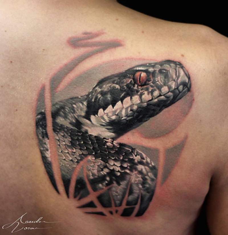 Una mujer con un tatuaje de serpiente Una mujer con un tatuaje de serpiente