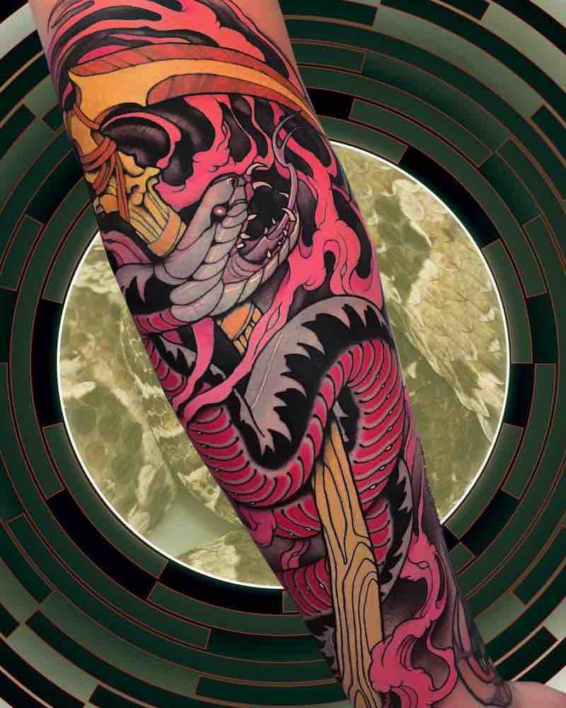Hombre con tatuaje de serpiente Hombre con tatuaje de serpiente