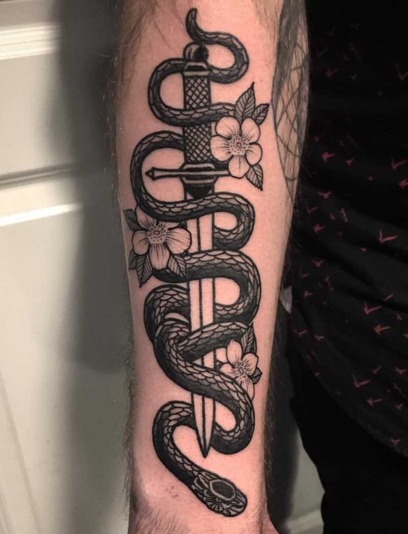 Un tatuaje de serpiente muy interesante Un tatuaje de serpiente muy interesante