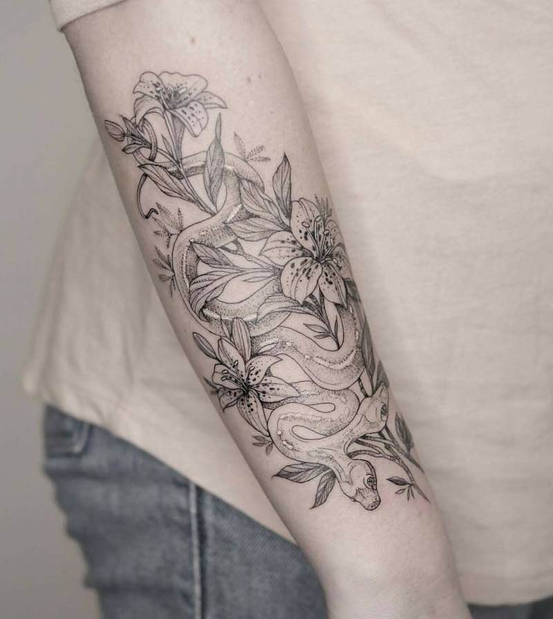 Un hombre con un tatuaje de serpiente Un hombre con un tatuaje de serpiente