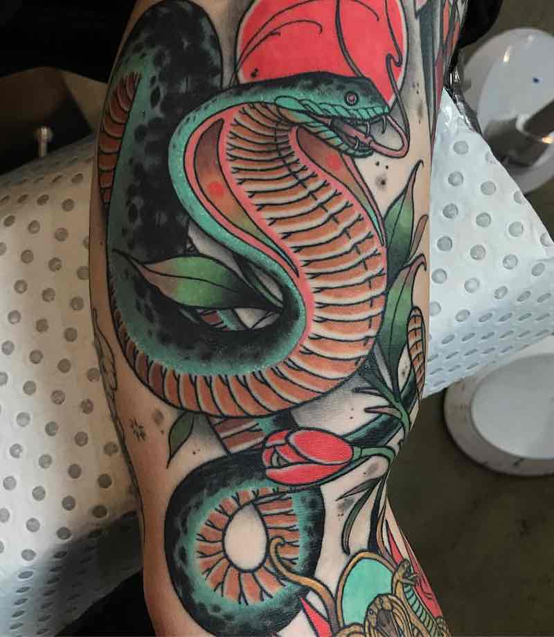 Un tatuaje de serpiente moderno e interesante Un tatuaje de serpiente moderno e interesante