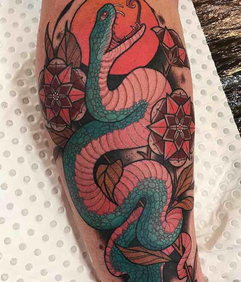 Un tatuaje de serpiente moderno e interesante Un tatuaje de serpiente moderno e interesante