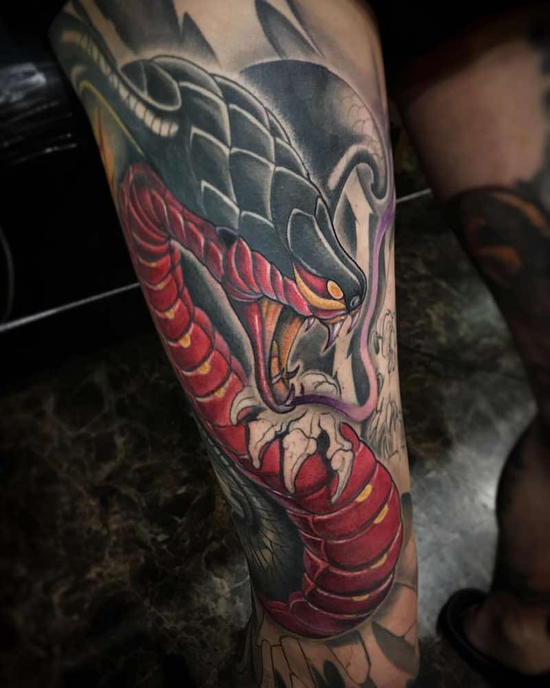 Persona con un tatuaje de serpiente Persona con un tatuaje de serpiente