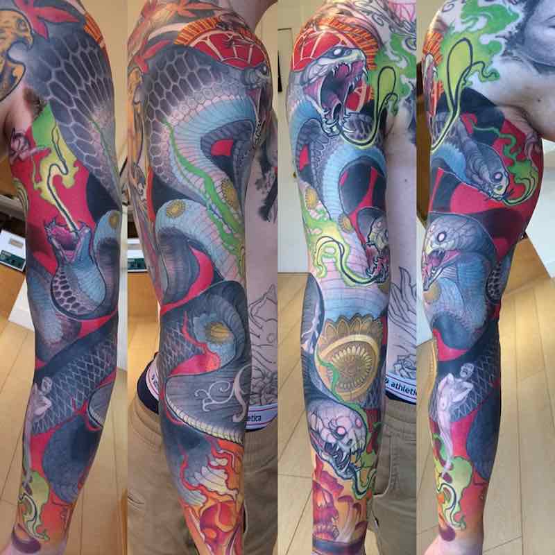 Un tatuaje de serpiente bastante interesante Un tatuaje de serpiente bastante interesante