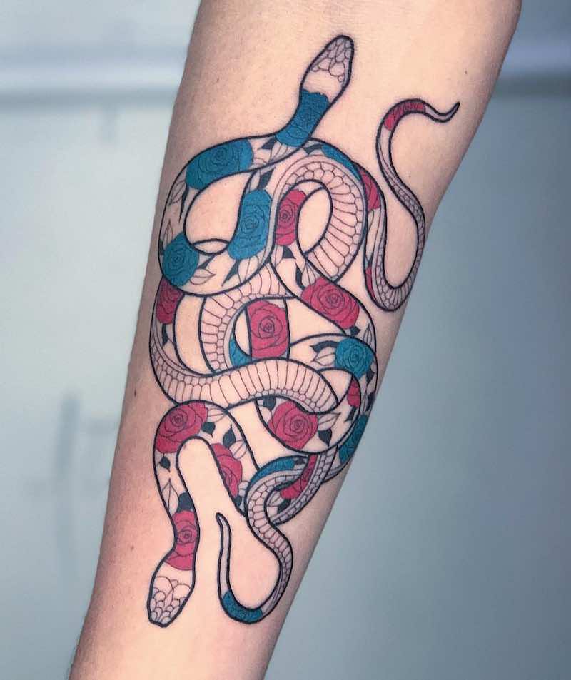 Un tatuaje de serpiente moderno e interesante Un tatuaje de serpiente moderno e interesante