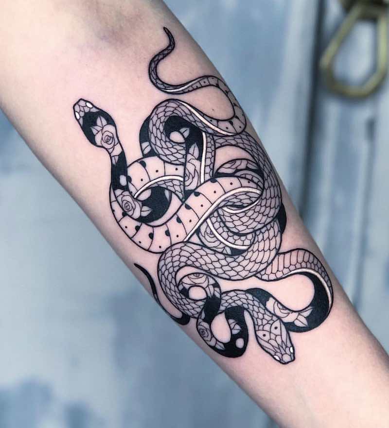 Una mujer con un tatuaje de serpiente Una mujer con un tatuaje de serpiente