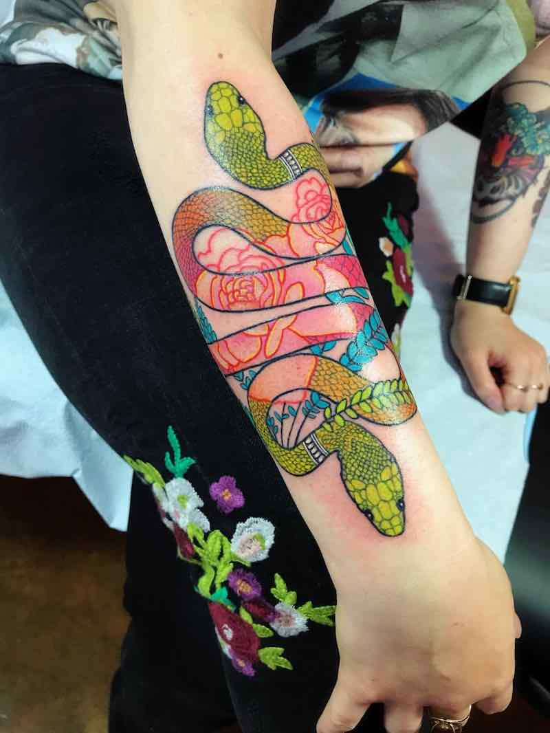 Mujer con un tatuaje de serpiente Mujer con un tatuaje de serpiente