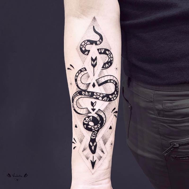 Un hombre con un tatuaje de serpiente Un hombre con un tatuaje de serpiente