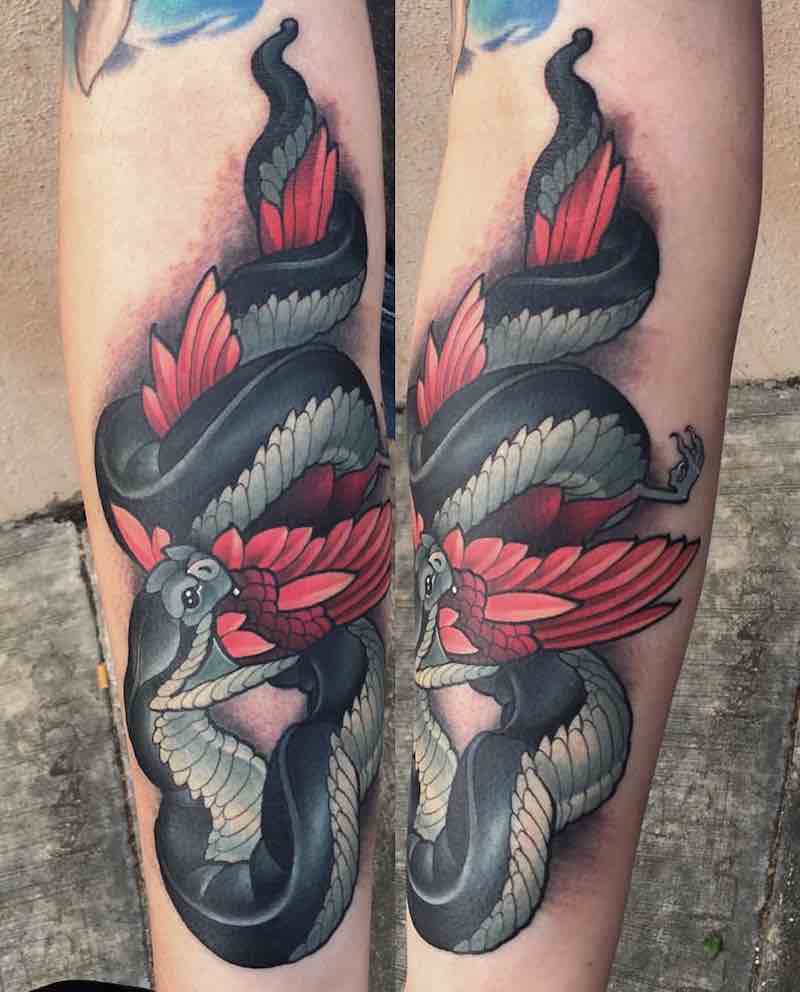 Mujer con un tatuaje de serpiente Mujer con un tatuaje de serpiente