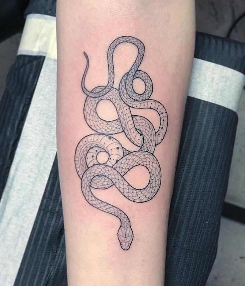 una persona con un tatuaje de serpiente una persona con un tatuaje de serpiente