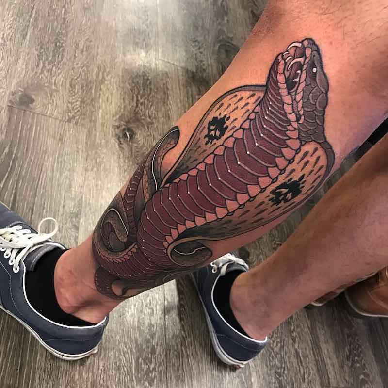 Un hombre con un tatuaje de serpiente Un hombre con un tatuaje de serpiente