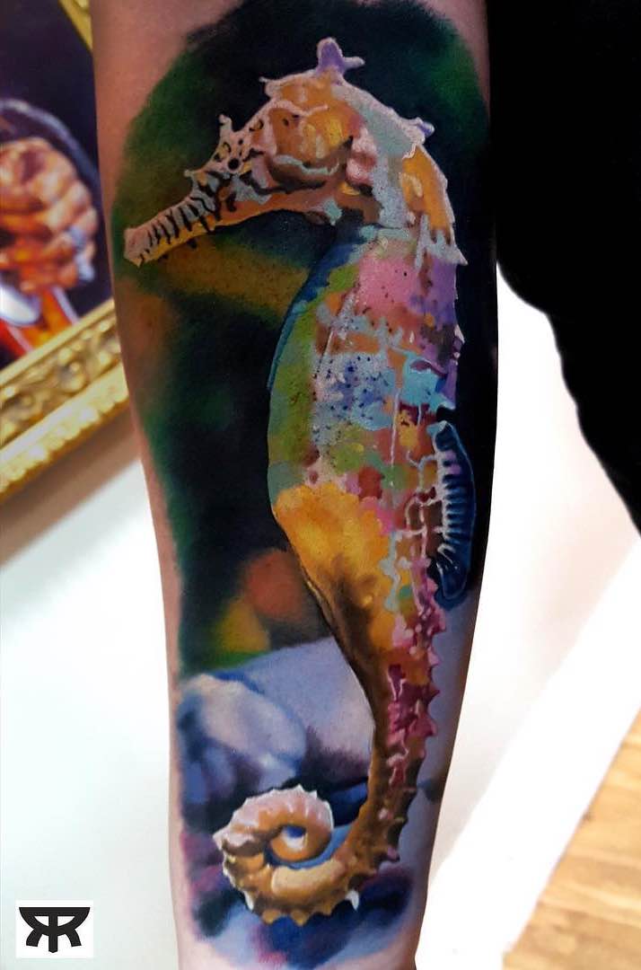 Una mujer con un tatuaje de caballito de mar Una mujer con un tatuaje de caballito de mar