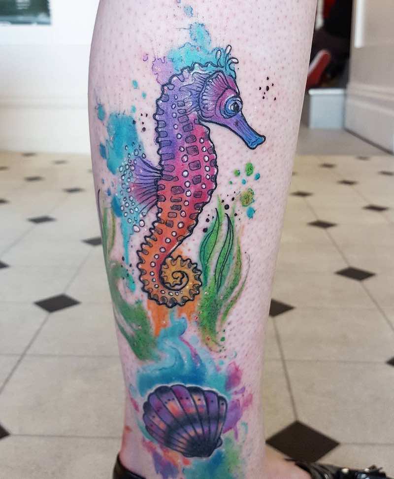 una persona con un tatuaje de caballito de mar una persona con un tatuaje de caballito de mar
