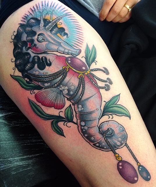una persona con un tatuaje de caballito de mar una persona con un tatuaje de caballito de mar