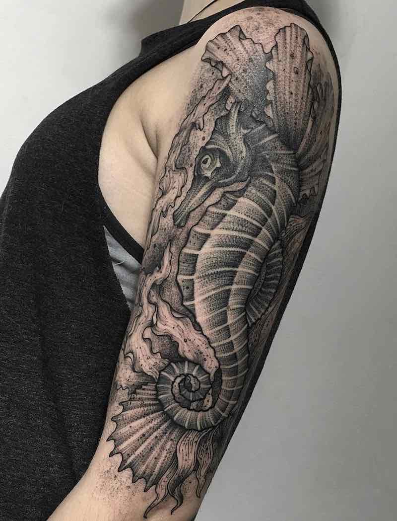 Mujer con un tatuaje de caballito de mar Mujer con un tatuaje de caballito de mar