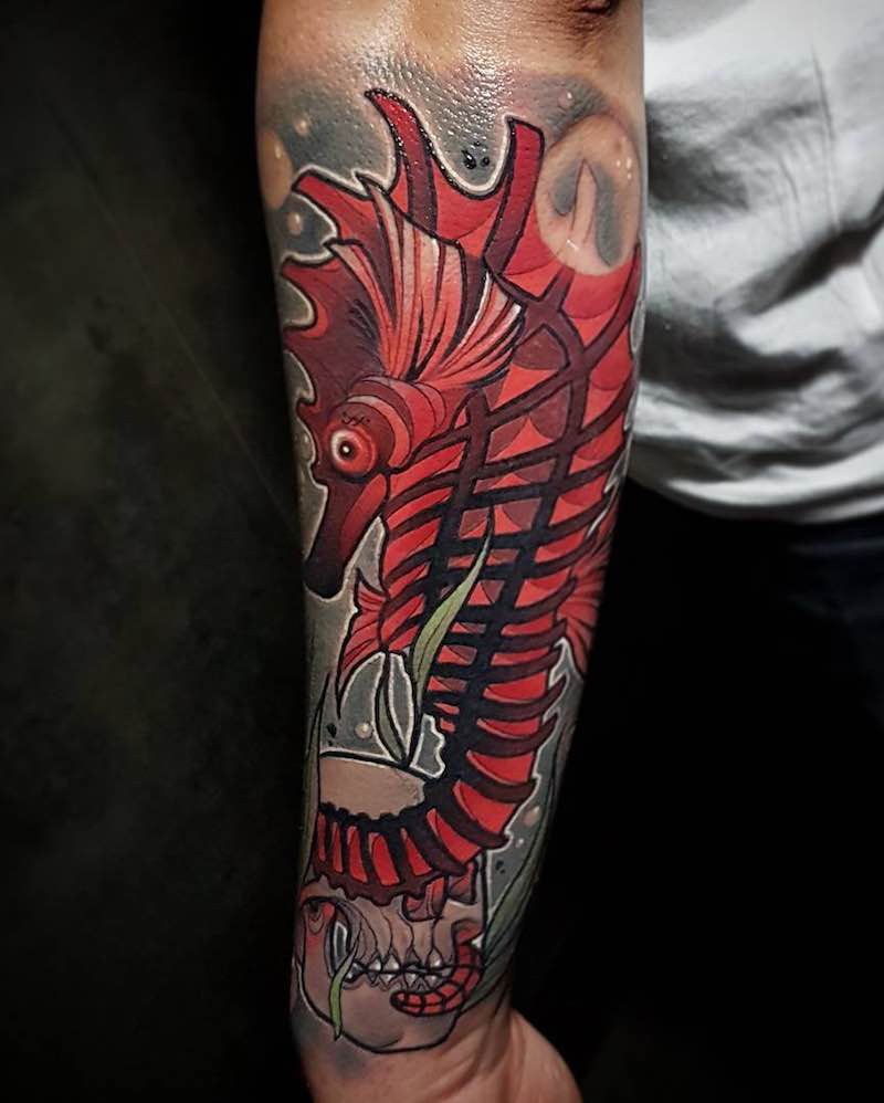 una persona con un tatuaje de caballito de mar una persona con un tatuaje de caballito de mar