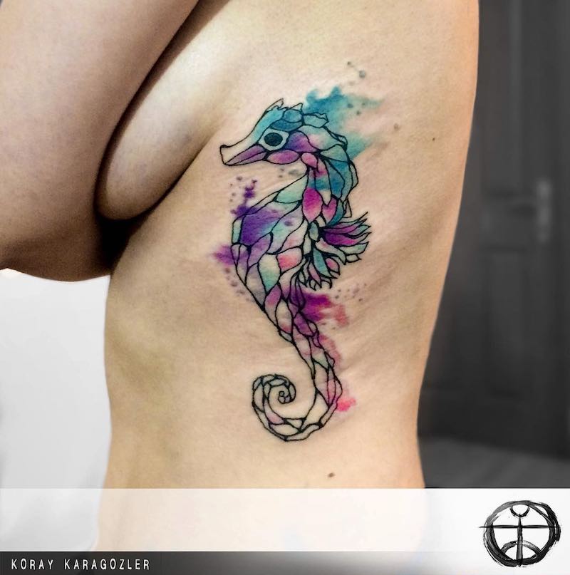 Mujer con tatuaje de caballito de mar Mujer con tatuaje de caballito de mar
