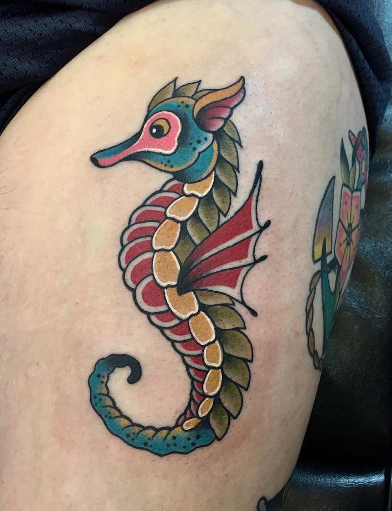 Una mujer con un tatuaje de caballito de mar Una mujer con un tatuaje de caballito de mar