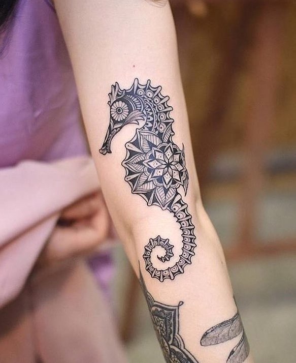 Un tatuaje de caballito de mar bastante bueno Un tatuaje de caballito de mar bastante bueno