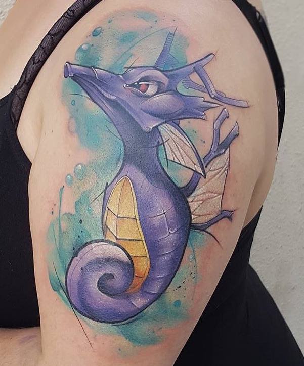 Persona con un tatuaje de caballito de mar Persona con un tatuaje de caballito de mar