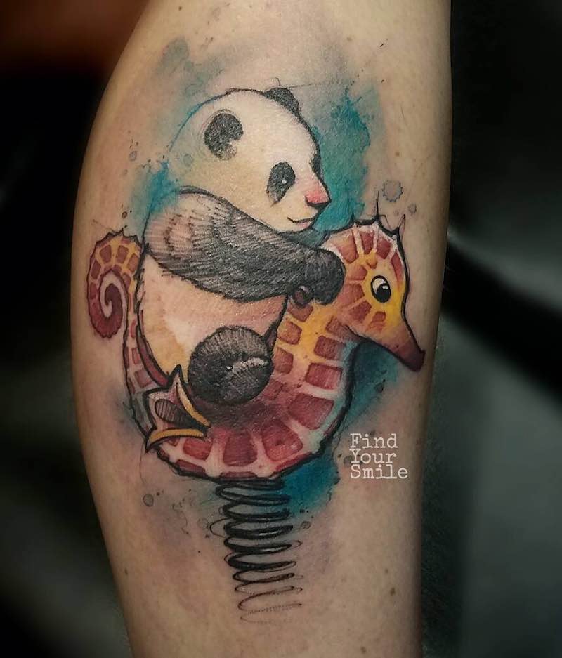 una persona con un tatuaje de caballito de mar una persona con un tatuaje de caballito de mar