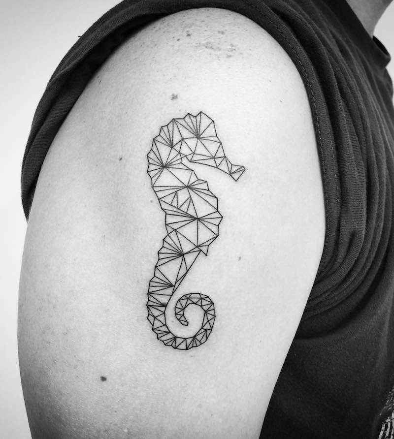 Un tatuaje de caballito de mar moderno e interesante Un tatuaje de caballito de mar moderno e interesante