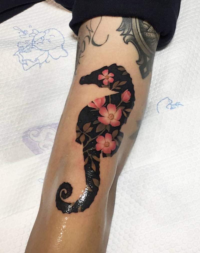 Hombre con tatuaje de caballito de mar Hombre con tatuaje de caballito de mar