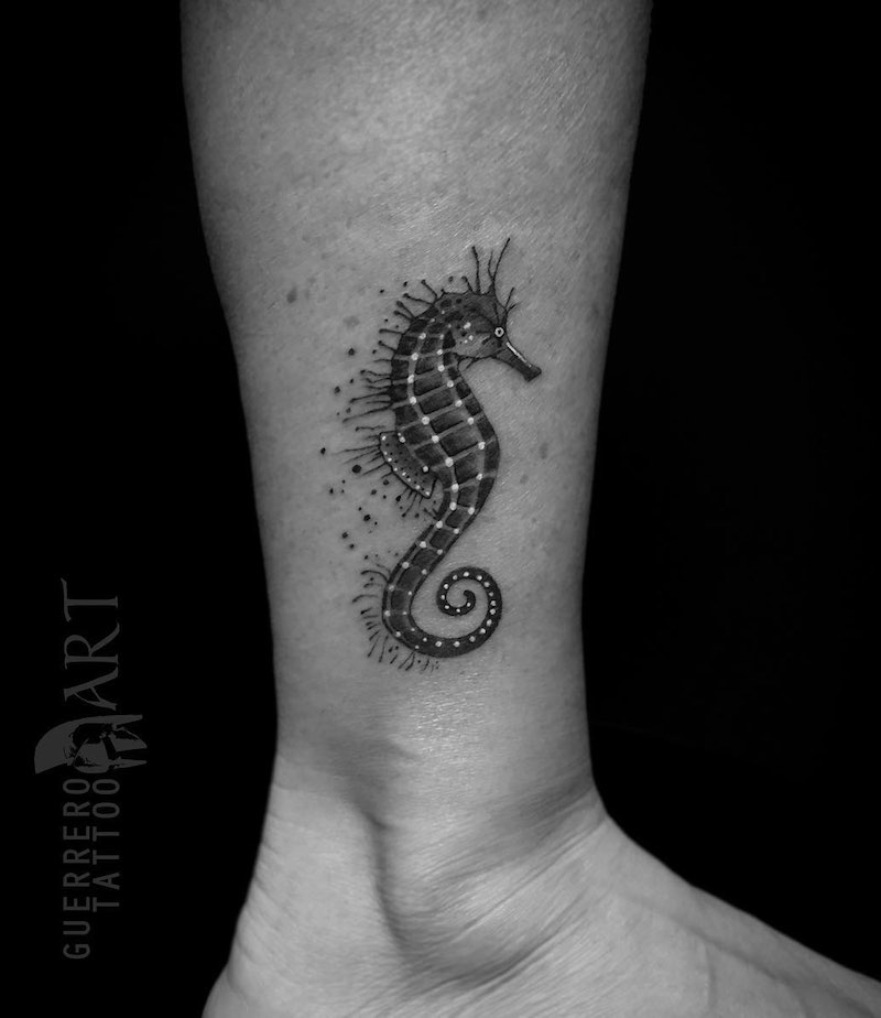 Mujer con un tatuaje de caballito de mar Mujer con un tatuaje de caballito de mar