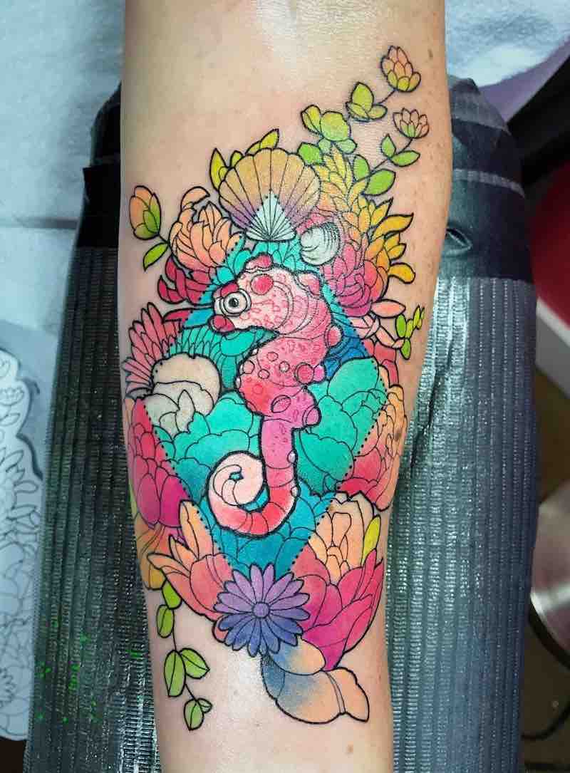 Una mujer con un tatuaje de caballito de mar Una mujer con un tatuaje de caballito de mar