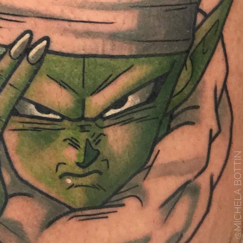 Mujer con un tatuaje de Dragon Ball Z Mujer con un tatuaje de Dragon Ball Z