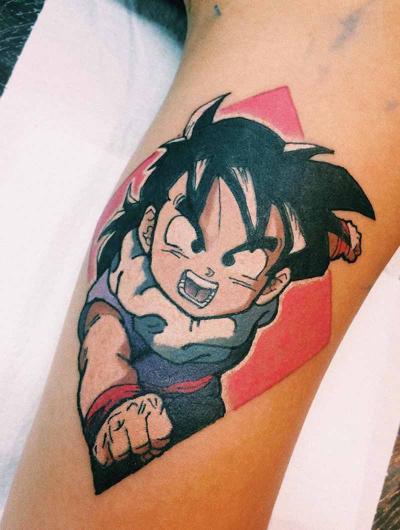 Una mujer con un tatuaje de Dragon Ball Z Una mujer con un tatuaje de Dragon Ball Z