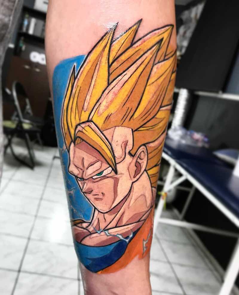 Mujer con un tatuaje de Dragon Ball Z Mujer con un tatuaje de Dragon Ball Z