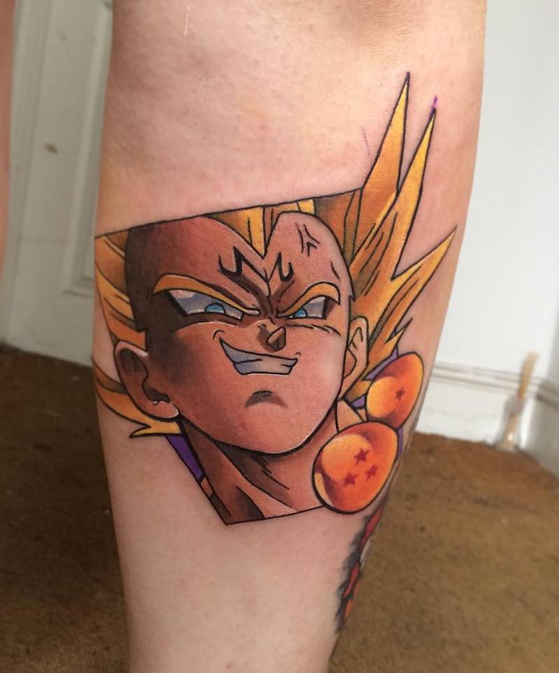 Mujer con un tatuaje de Dragon Ball Z Mujer con un tatuaje de Dragon Ball Z