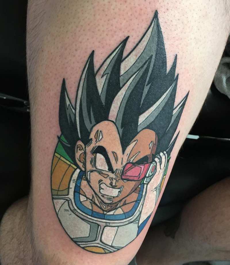 Una mujer con un tatuaje de Dragon Ball Z Una mujer con un tatuaje de Dragon Ball Z