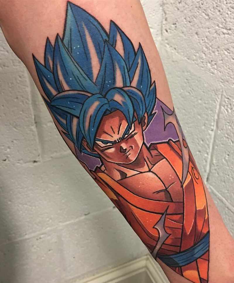Mujer con tatuaje de Dragon Ball Z Mujer con tatuaje de Dragon Ball Z